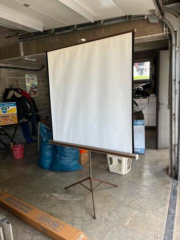 Projectiescherm  beschikbaar voor biedingen