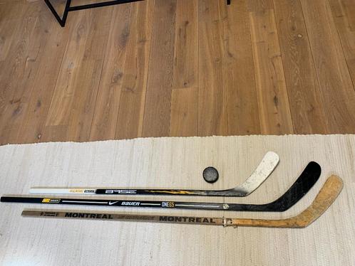ijshockeys en sticks, Sport en Fitness, IJshockey, Zo goed als nieuw, Schaatsen, Ophalen
