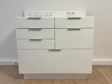 werkunit met laden en weggewerkte electriciteitsvoorziening beschikbaar voor biedingen