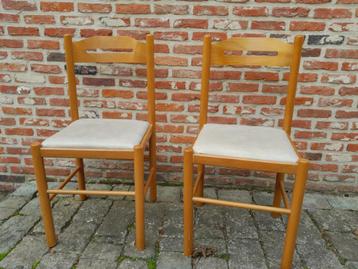 2 oude stoelen. beschikbaar voor biedingen