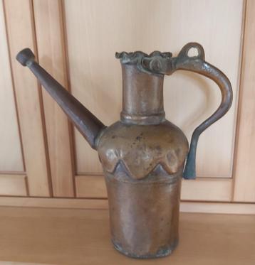 Koperen vaas met handvat en gietteut beschikbaar voor biedingen