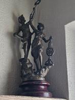 Bronzen/spelter beeld op sokkel, Enlèvement