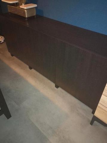 Grote kast beschikbaar voor biedingen