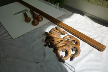 Barre de rideaux ancienne avec anneaux et pinces + fixations