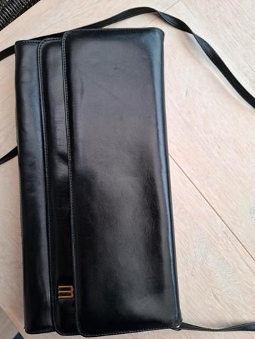 Gladlederen handtas met smalle riem. beschikbaar voor biedingen