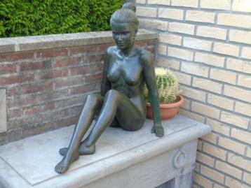 Naakte vrouw met een knotje zittend met groene bronzen hande beschikbaar voor biedingen
