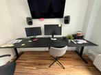 Zwart modern kantoorbureau met kabelgaten, Vergader- of Presentatieruimte, Ophalen, Bureau