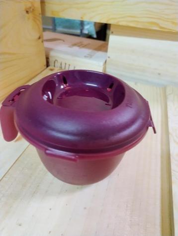 tupperware kleine bordeaux microgolf pot met deksel beschikbaar voor biedingen