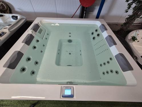 ‼️prachtige jacuzzi SPOTGOEDKOOP‼️WIJ RUIMEN OP, Tuin en Terras, Bubbelbaden en Hottubs, Zo goed als nieuw, Filter, Ophalen of Verzenden