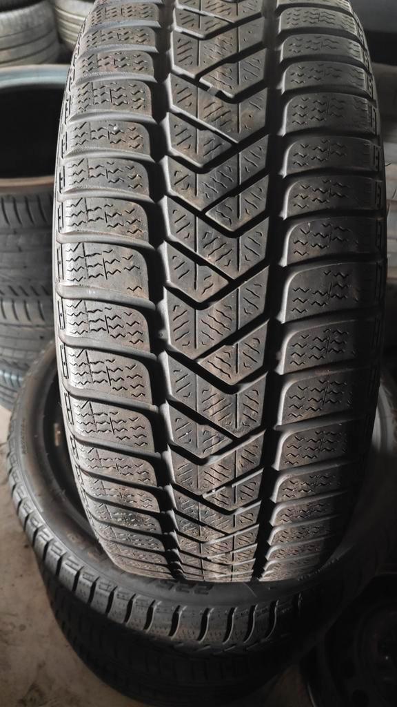 225/45r18 Pirelli 40€ chacun avec support 225/45 r18, Autos : Pièces & Accessoires, Commande, Enlèvement ou Envoi