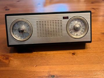 Radio wekker vintage voor reparatie beschikbaar voor biedingen