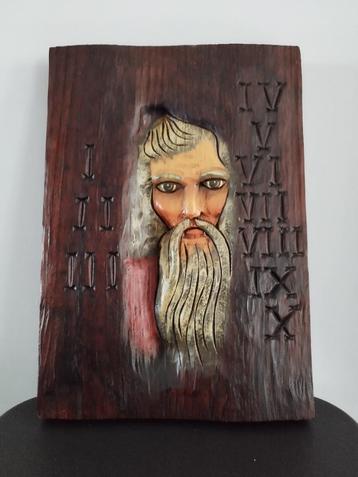 Gezicht man met baard - uit hout gesneden kader beschikbaar voor biedingen
