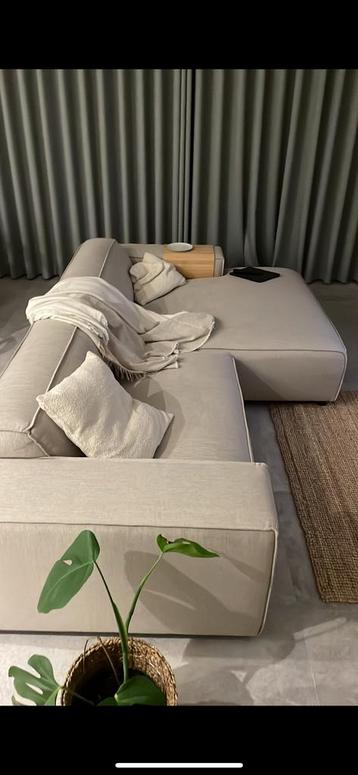 Beige-grijze chaise longue beschikbaar voor biedingen