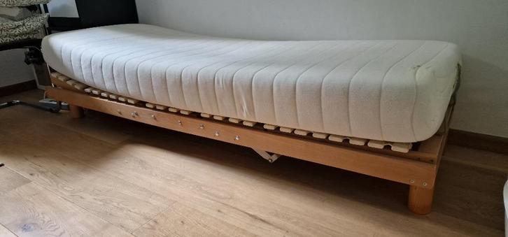 Lit 1 personne avec sommier électrique et matelas, Huis en Inrichting, Slaapkamer | Bedden, Gebruikt, Eenpersoons, 70 cm of minder
