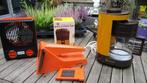 Verschillende oranje retro keukentoestellen, Ophalen