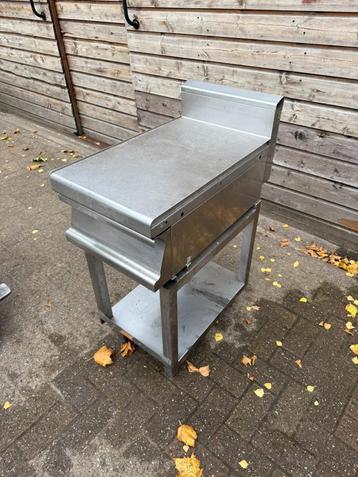 RVS tafel met lade beschikbaar voor biedingen