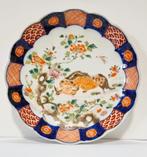 Imari bord met pioenrozen en Foo-Dog, Antiek en Kunst, Ophalen of Verzenden