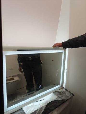 Spiegel met verlichting beschikbaar voor biedingen