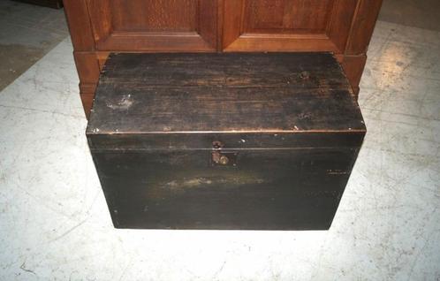 Gewoon inkt Tips ② Grote antieke houten koffer bolvormig L 86 D 43 H 58 — Curiosa en  Brocante — 2dehands