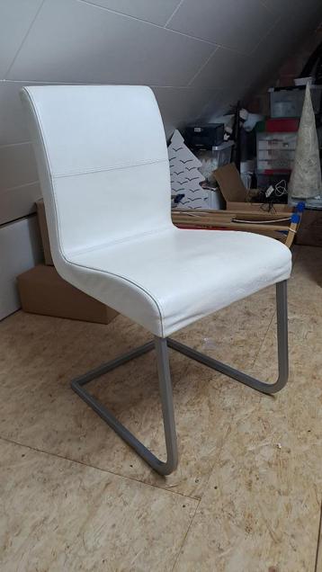 6 witte eetkamerstoelen beschikbaar voor biedingen