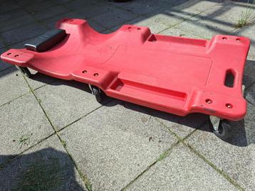 Ligkar met wieltjes beschikbaar voor biedingen