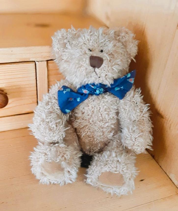 Te koop: Mooie vintage beer van "Harlington, Russ", Verzamelen, Beren en Cherished Teddies, Zo goed als nieuw, Stoffen beer, Overige merken