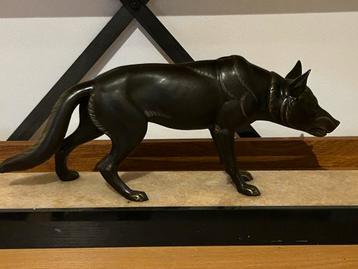 Koperen wolf op marmeren voet beschikbaar voor biedingen