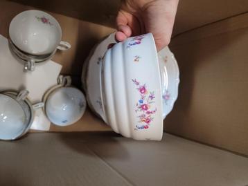 Antiek servies beschikbaar voor biedingen