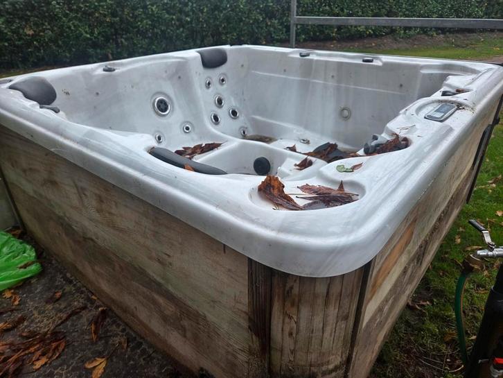 Jacuzzi met Cederhout - 5 Persoons - met defect, Tuin en Terras, Bubbelbaden en Hottubs, Zo goed als nieuw, Ophalen of Verzenden