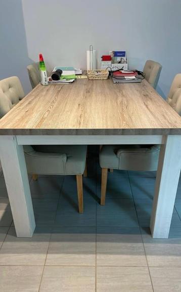 Eettafel met 6 gratis stoelen beschikbaar voor biedingen