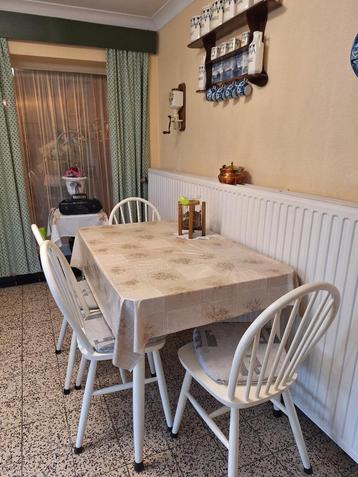 witte keukentafel en 4 stoelen