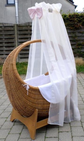 Mooie rotan wieg met hemel en bekleding. beschikbaar voor biedingen