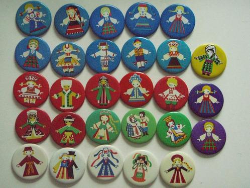 Vintage buttons / speldjes met volkskledij, Verzamelen, Speldjes, Pins en Buttons, Gebruikt, Button, Figuurtje, Ophalen of Verzenden