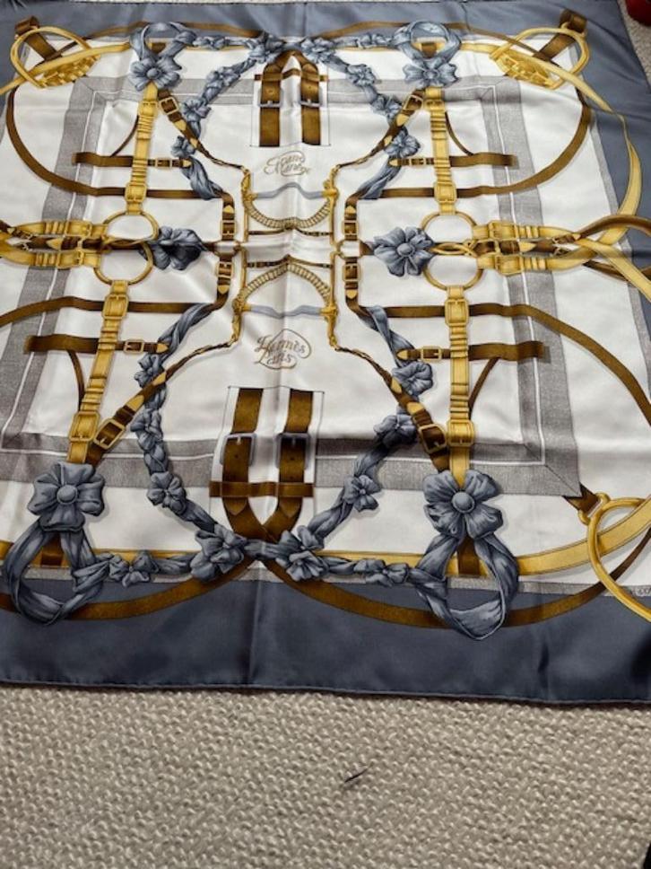 HERMES FOULARD en soie "Grand manège" 90x90, Kleding | Dames, Mutsen, Sjaals en Handschoenen, Zo goed als nieuw, Sjaal, Ophalen of Verzenden