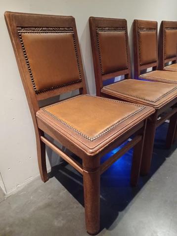 6 houten stoelen met leder bekleding 3 euro / stuk