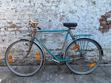 Vintage stalen fiets beschikbaar voor biedingen