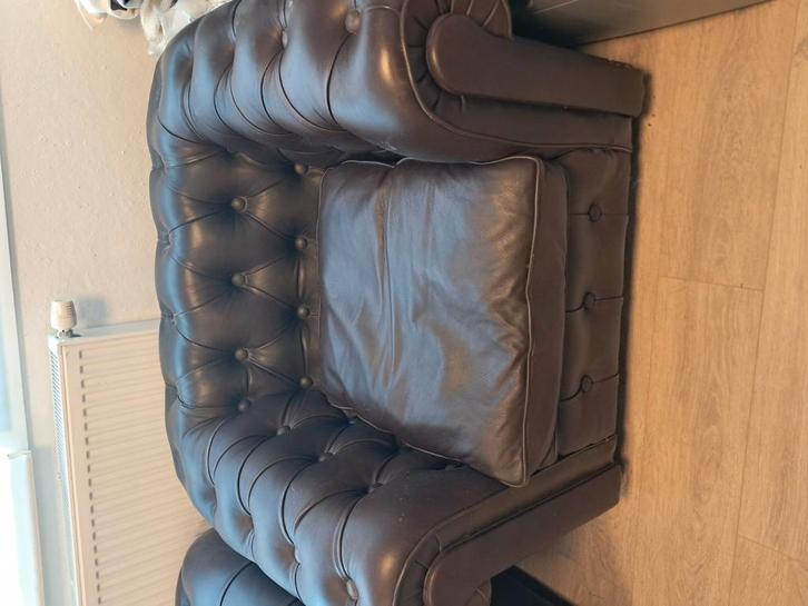 1 zit chesterfield geherstoffeerd in hoogwaardig leer, Antiquités & Art, Antiquités | Meubles | Chaises & Canapés, Enlèvement