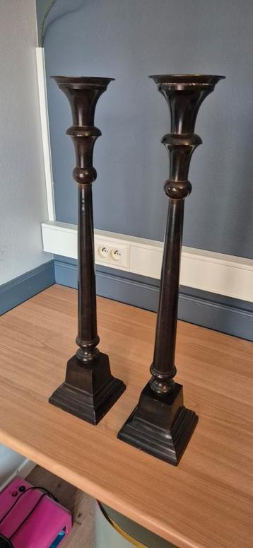 2 grote metalen kandelaars  beschikbaar voor biedingen