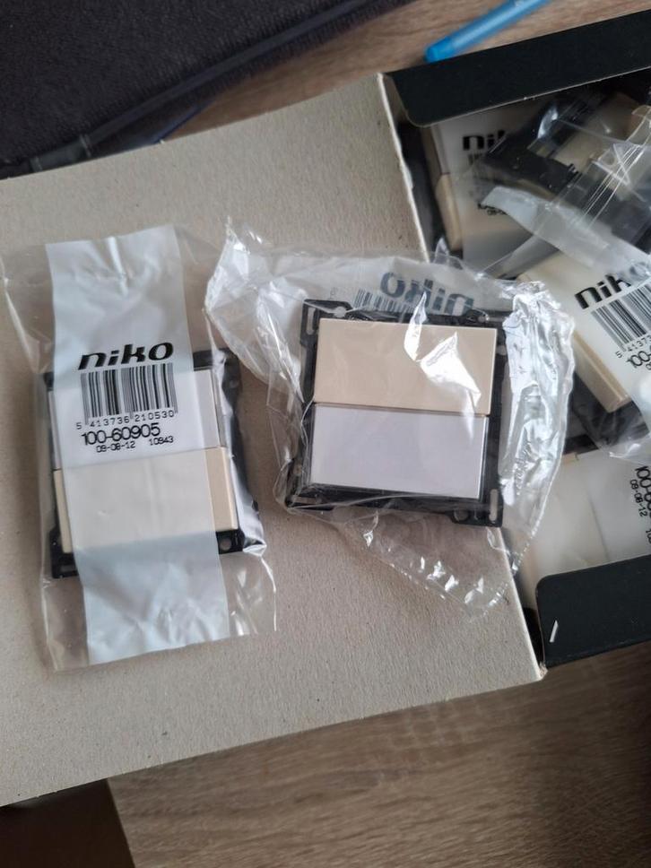 Niko doos met 20 nieuwe toetsen, Doe-het-zelf en Bouw, Elektriciteit en Kabels, Ophalen