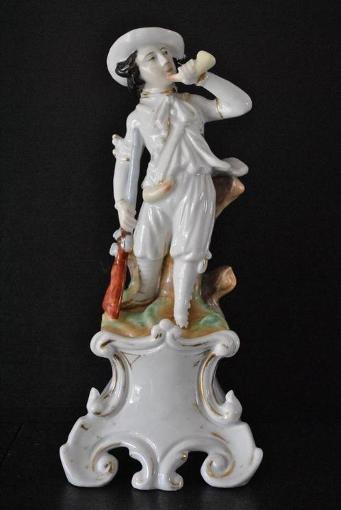 Statuette Chasseur fusil cor de chasse porcelaine polychrome, Antiquités & Art, Antiquités | Porcelaine, Enlèvement ou Envoi
