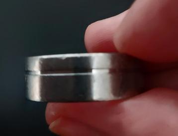 Brede zilveren ring met groef  beschikbaar voor biedingen