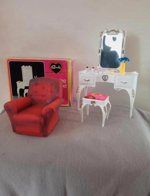 Sindy makeup tafel en zetel fauteuil, Verzamelen, Poppenhuizen en Toebehoren, Zo goed als nieuw, Gebruiksvoorwerp, Ophalen