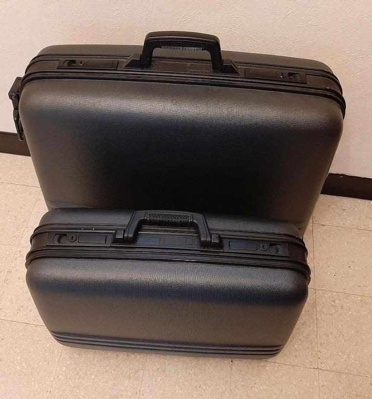 2 reiskoffers, harde kunststof, zwart, Bijoux, Sacs & Beauté, Valises, Utilisé, Plastique dur, 60 à 70 cm, 45 à 55 cm, Clé, Roulettes