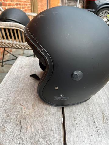 2 motorhelmen beschikbaar voor biedingen