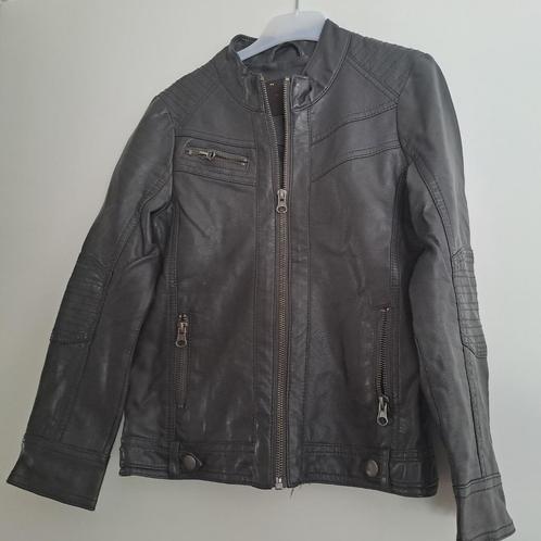 zwart  "leder " vestje , maat 128, Kinderen en Baby's, Kinderkleding | Maat 128, Zo goed als nieuw, Meisje, Jas, Ophalen of Verzenden