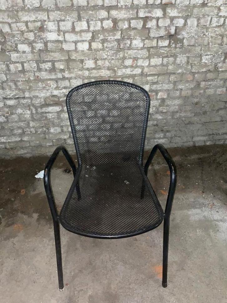 Zwarte metalen stoel met armleuningen, Huis en Inrichting, Stoelen, Zo goed als nieuw, Vijf, Zes of meer stoelen, Metaal, Zwart