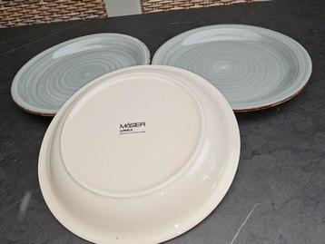 Platte borden en taartbord beschikbaar voor biedingen