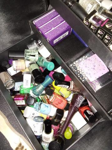 Tas met nagellak beschikbaar voor biedingen