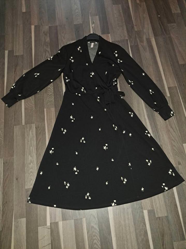 Jurk met wijde rok, M, Kleding | Dames, Jurken, Zo goed als nieuw, Maat 38/40 (M), Zwart, Onder de knie, Ophalen of Verzenden