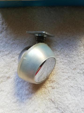 Meubel design wieltjes beschikbaar voor biedingen